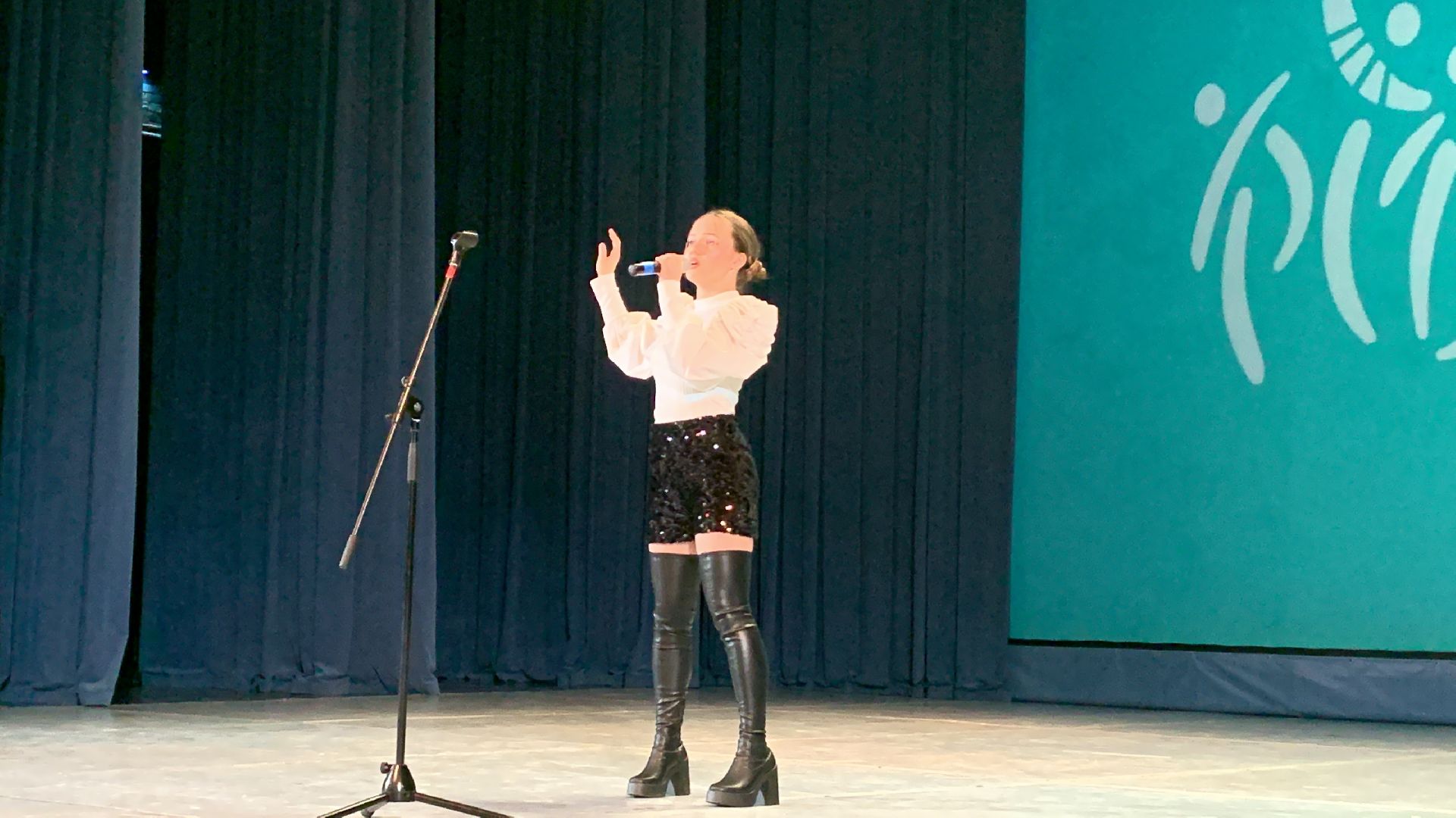 Конкурс, танцы, студенты