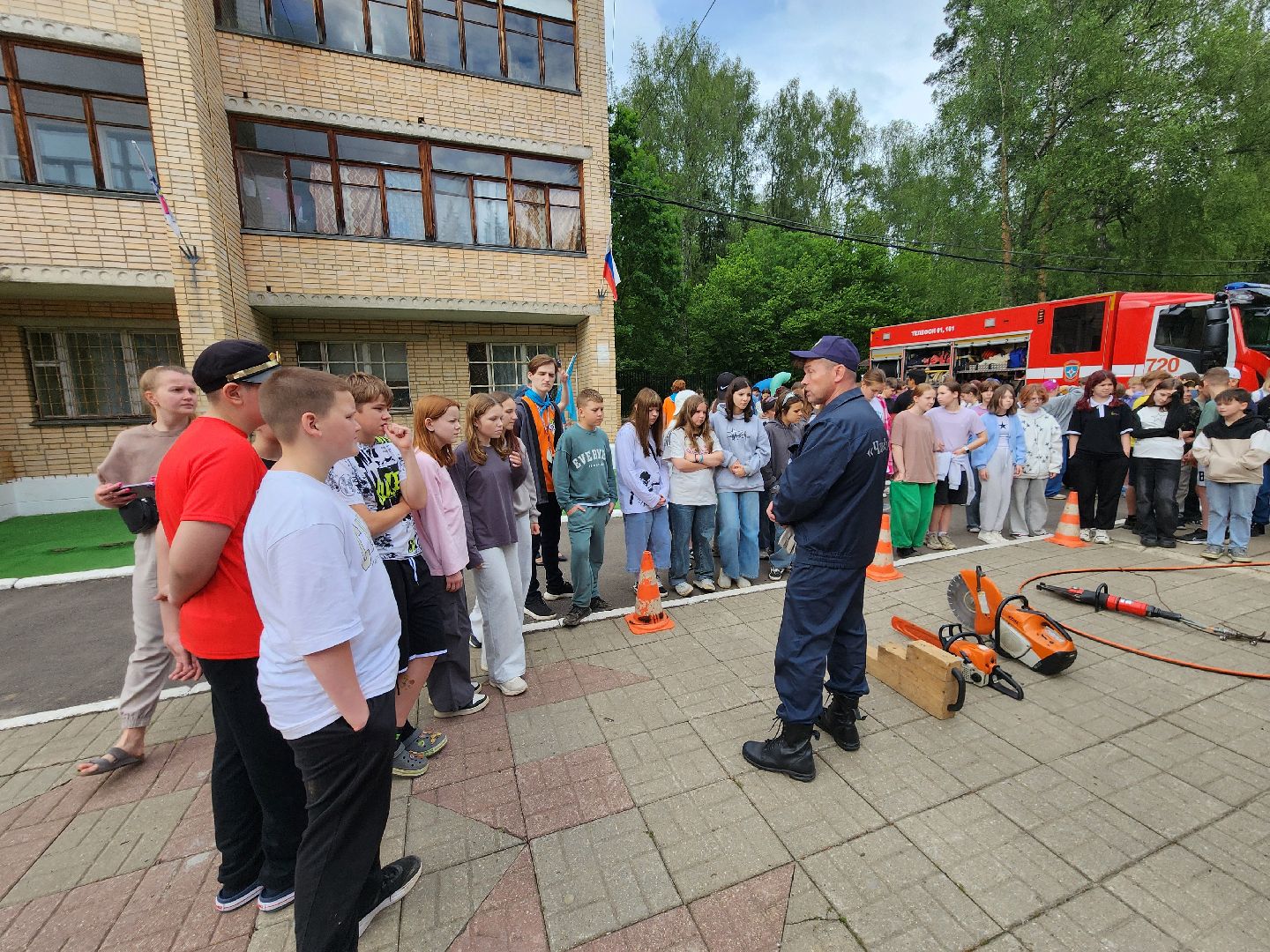 чехов, детский лагерь звездочка, день безопасности, правила поведения на воде, пожарная безопасность, мчс, гимс,   вдпо,  чеховспас, профилактика, брошюры и памятки, урок безопасности, викторины, интерактив, демонстрация пожарной техники, оборудование и снаряжение, мороженое,