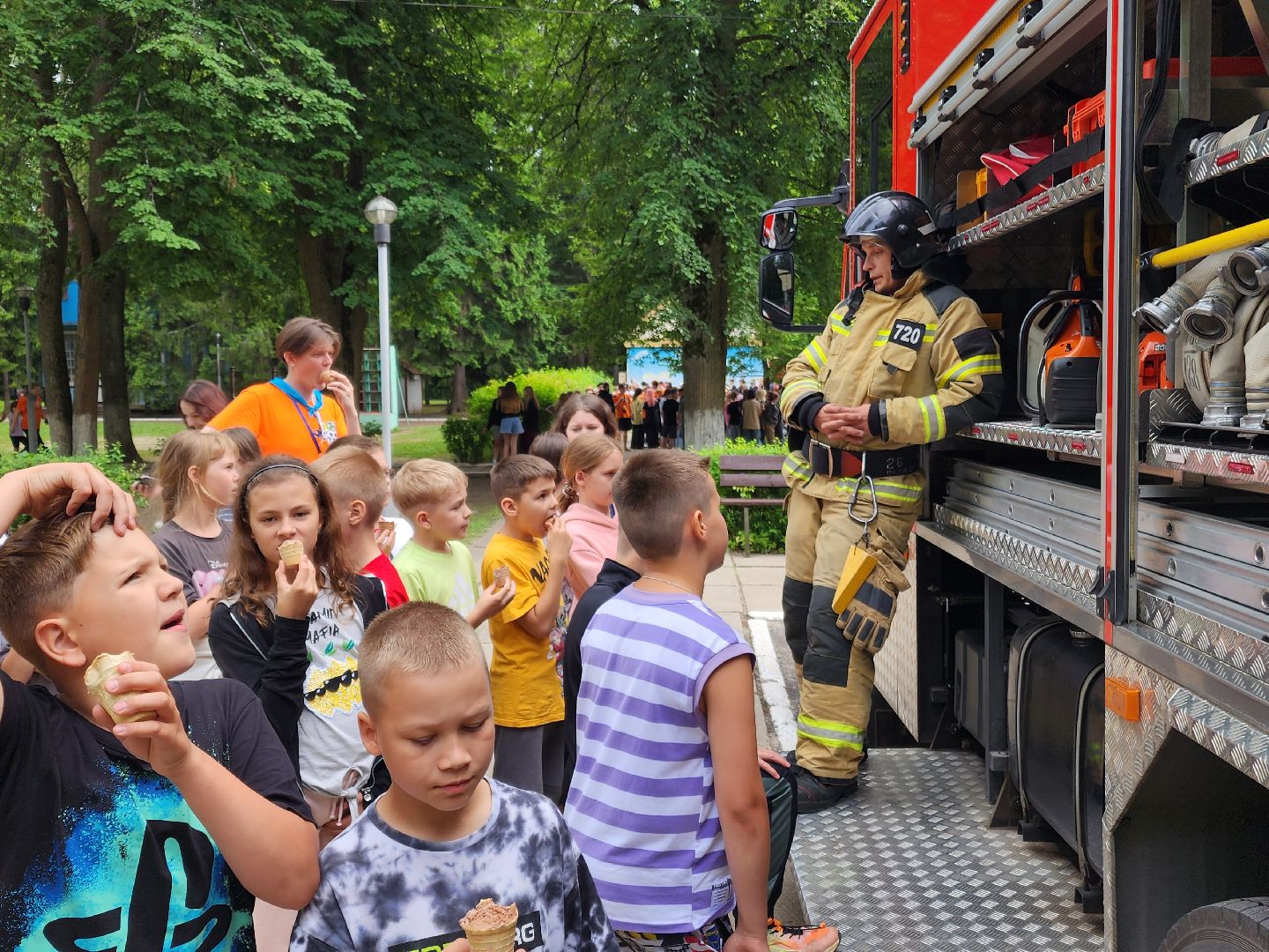 чехов, детский лагерь звездочка, день безопасности, правила поведения на воде, пожарная безопасность, мчс, гимс,   вдпо,  чеховспас, профилактика, брошюры и памятки, урок безопасности, викторины, интерактив, демонстрация пожарной техники, оборудование и снаряжение, мороженое,