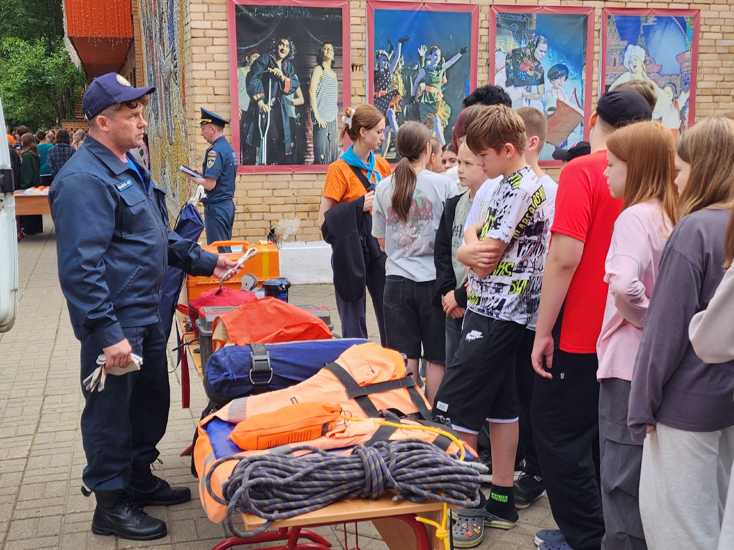 чехов, детский лагерь звездочка, день безопасности, правила поведения на воде, пожарная безопасность, мчс, гимс,   вдпо,  чеховспас, профилактика, брошюры и памятки, урок безопасности, викторины, интерактив, демонстрация пожарной техники, оборудование и снаряжение, мороженое,
