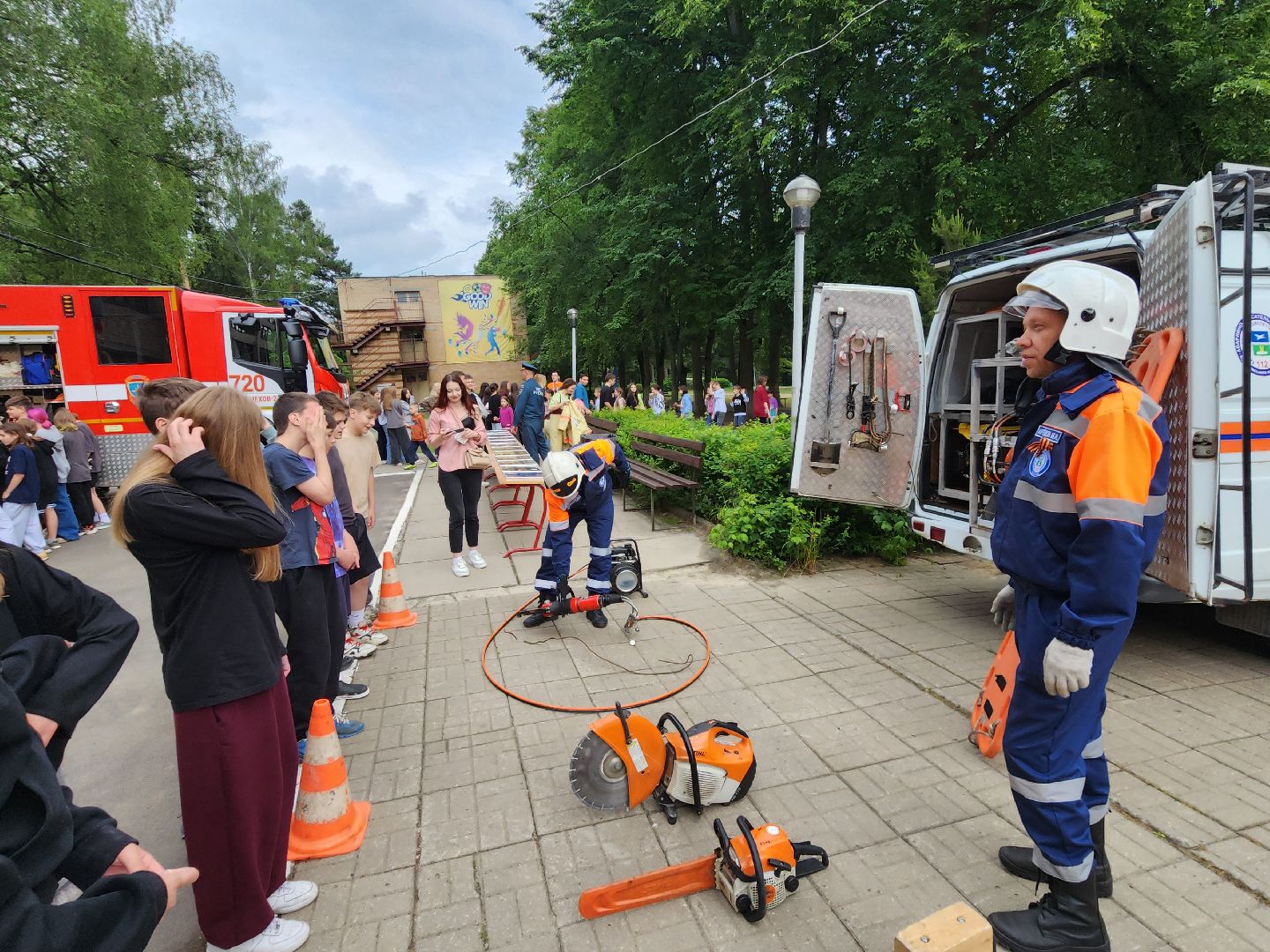 чехов, детский лагерь звездочка, день безопасности, правила поведения на воде, пожарная безопасность, мчс, гимс,   вдпо,  чеховспас, профилактика, брошюры и памятки, урок безопасности, викторины, интерактив, демонстрация пожарной техники, оборудование и снаряжение, мороженое,
