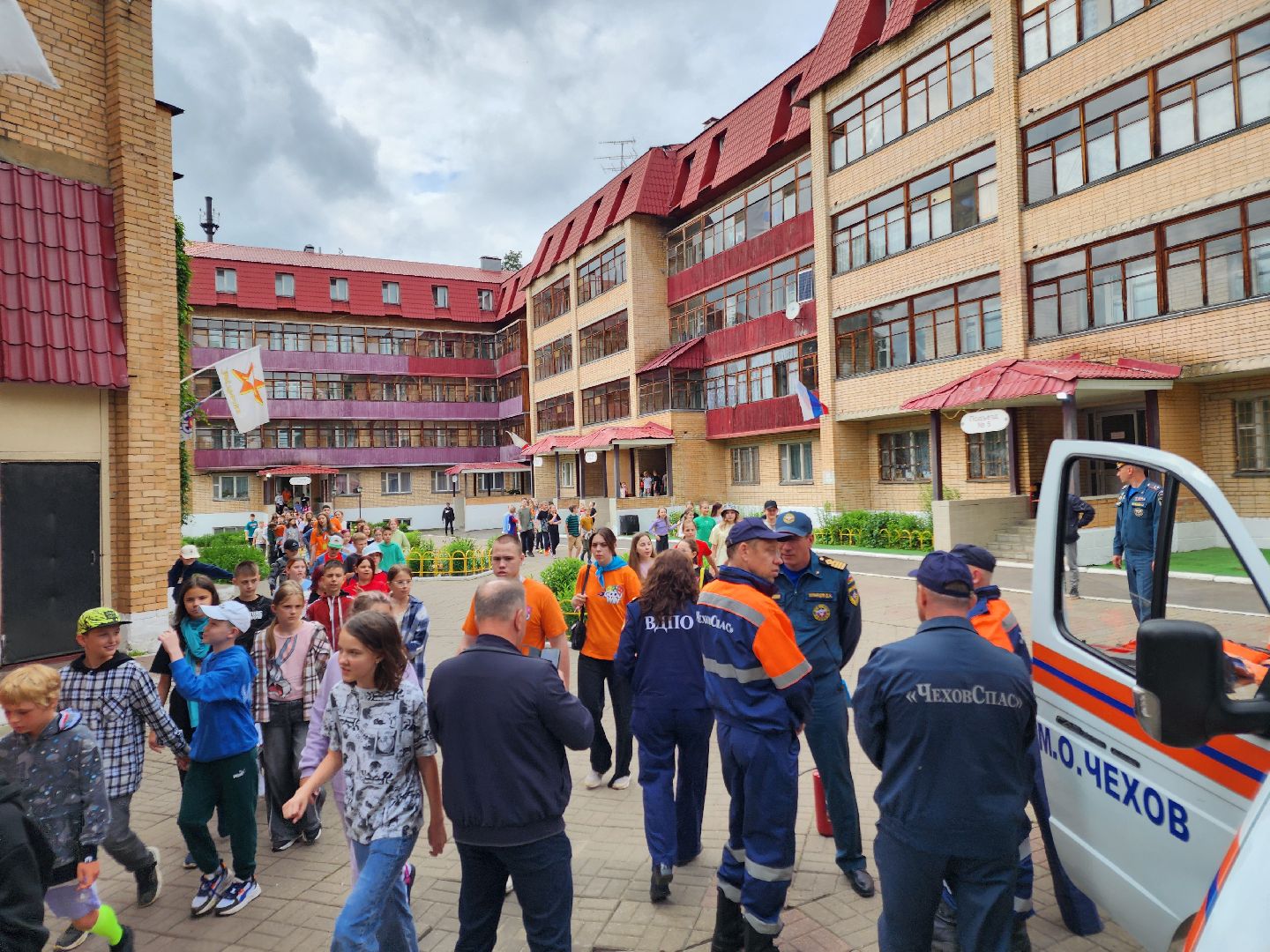 чехов, детский лагерь звездочка, день безопасности, правила поведения на воде, пожарная безопасность, мчс, гимс,   вдпо,  чеховспас, профилактика, брошюры и памятки, урок безопасности, викторины, интерактив, демонстрация пожарной техники, оборудование и снаряжение, мороженое,
