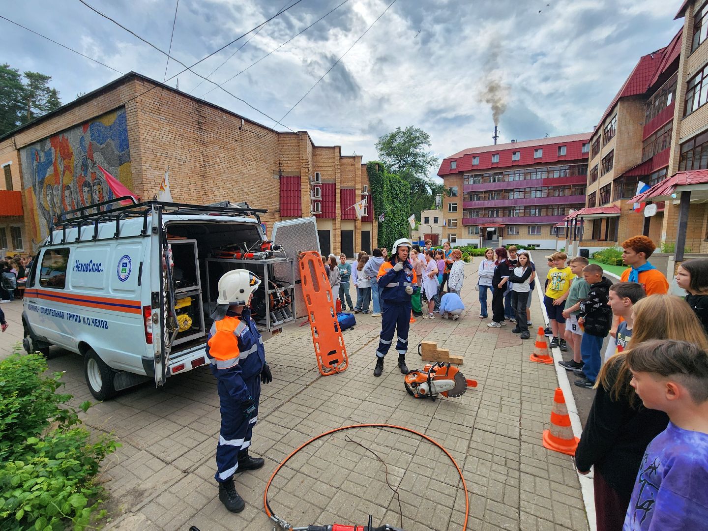 чехов, детский лагерь звездочка, день безопасности, правила поведения на воде, пожарная безопасность, мчс, гимс,   вдпо,  чеховспас, профилактика, брошюры и памятки, урок безопасности, викторины, интерактив, демонстрация пожарной техники, оборудование и снаряжение, мороженое,