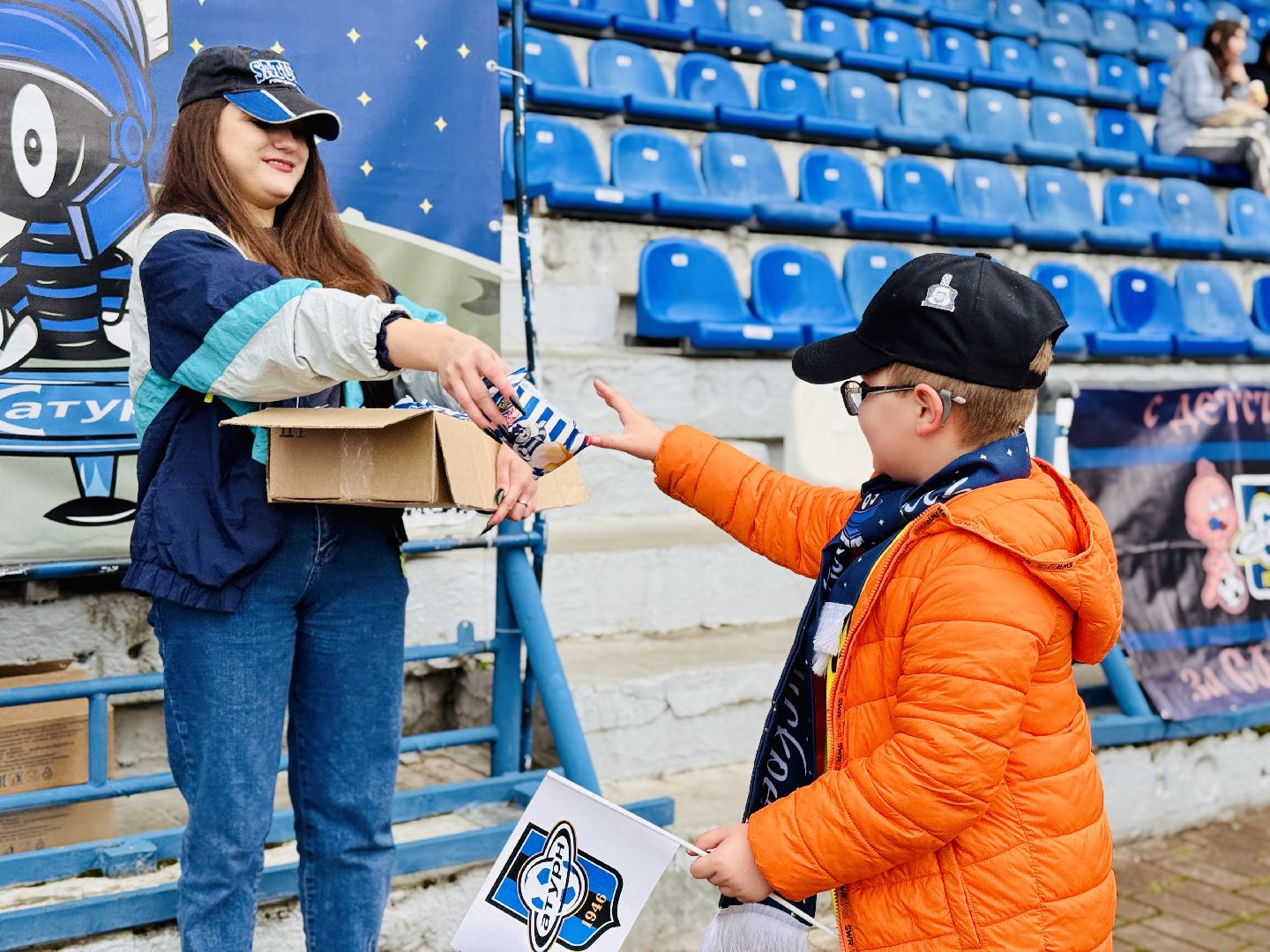 раменское, сатурн, леон сатурн, футбольные фанаты, бесплатное мороженое,