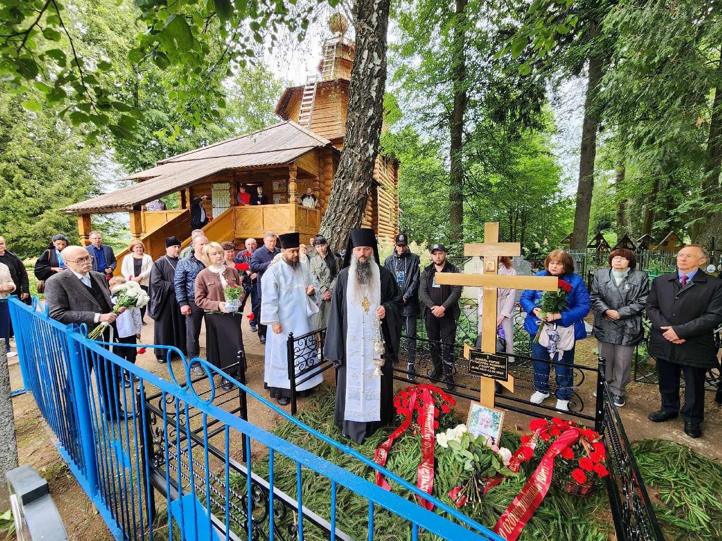 чехов, село мелихово, режиссер анхель гутьеррес, захоронение праха, похороны, панихида, писатель антон чехов, актер николай бурляев, молебен,