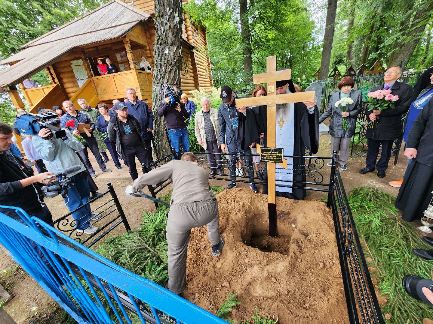 чехов, село мелихово, режиссер анхель гутьеррес, захоронение праха, похороны, панихида, писатель антон чехов, актер николай бурляев, молебен,