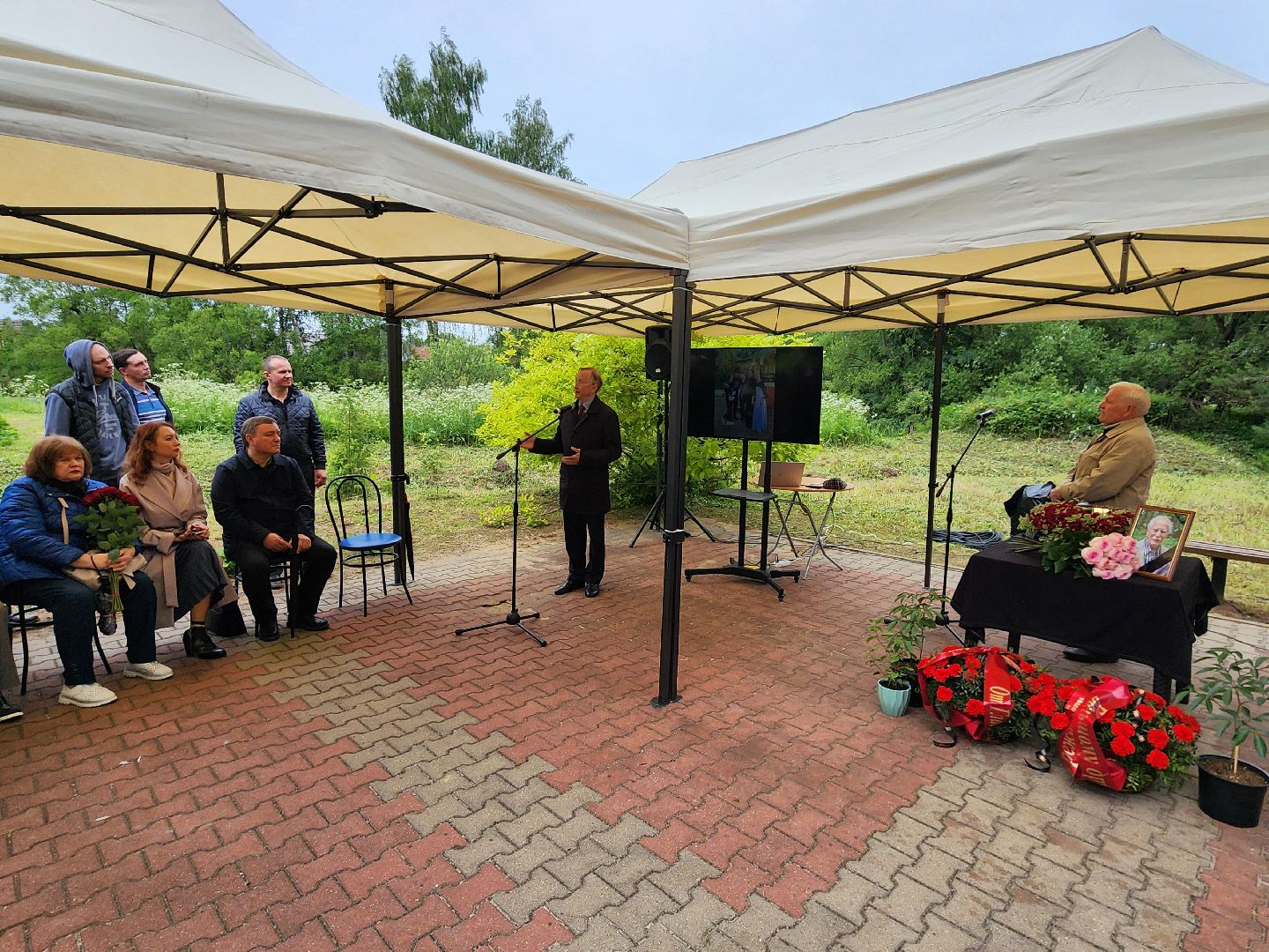 чехов, село мелихово, режиссер анхель гутьеррес, захоронение праха, похороны, панихида, писатель антон чехов, актер николай бурляев, молебен,