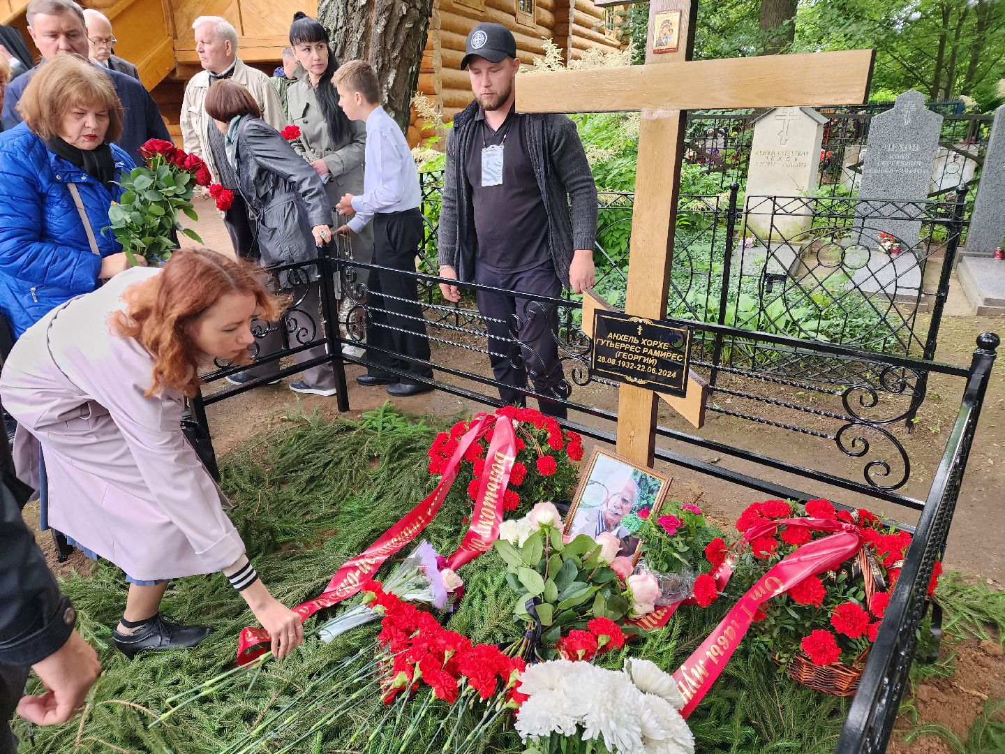 чехов, село мелихово, режиссер анхель гутьеррес, захоронение праха, похороны, панихида, писатель антон чехов, актер николай бурляев, молебен,