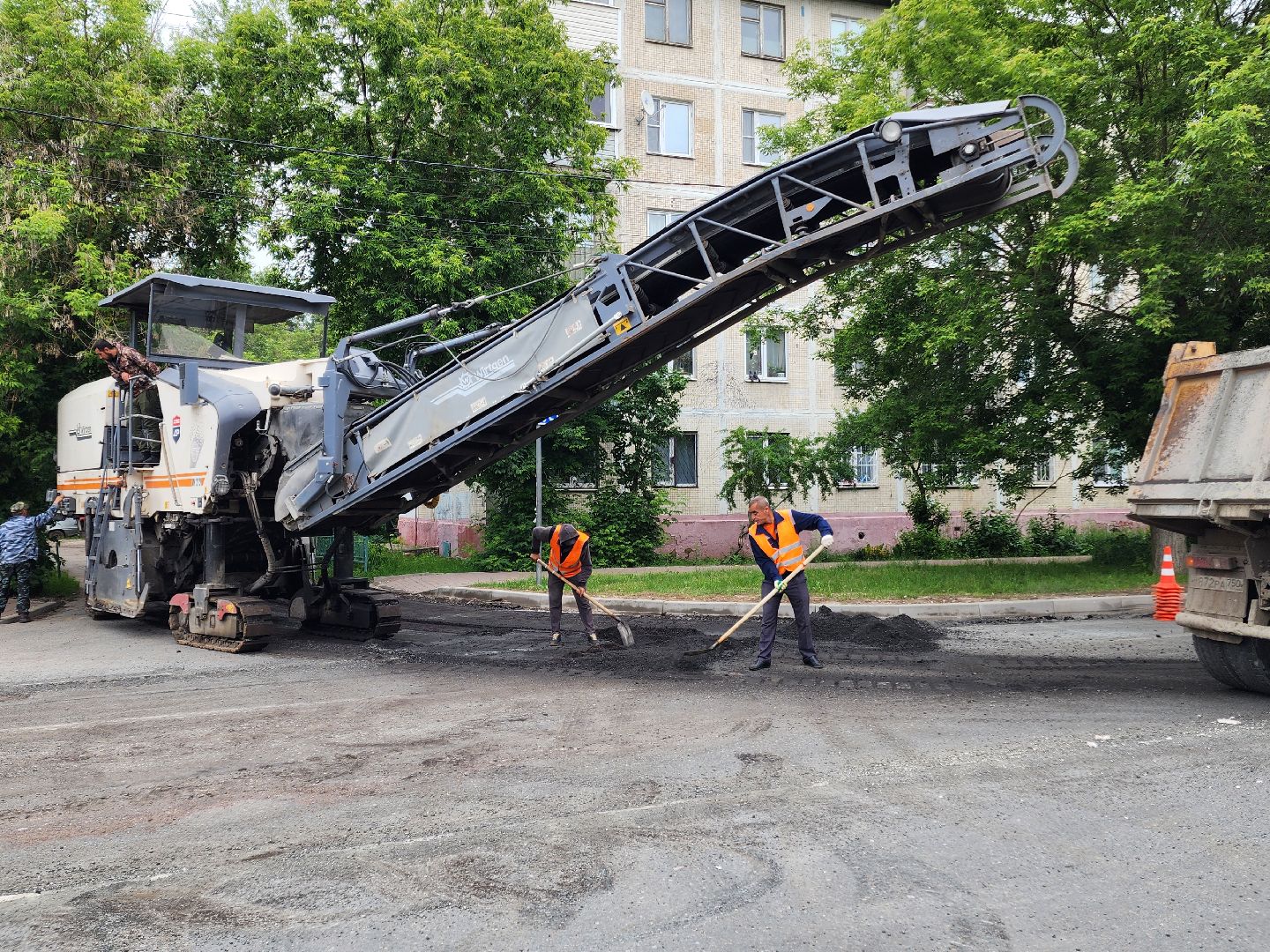 чехов, улица мира, дорожный ремонт, обновление тротуара, проезжая часть, замена покрытия, обустройство парковок, автостоянки, госпрограмма московской области,  развитие дорожного комплекса,