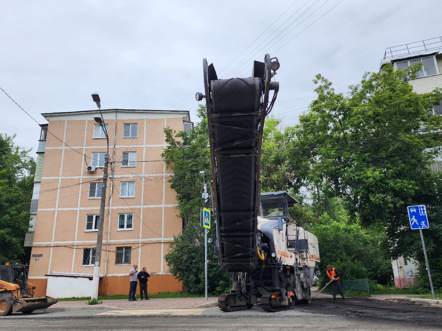 чехов, улица мира, дорожный ремонт, обновление тротуара, проезжая часть, замена покрытия, обустройство парковок, автостоянки, госпрограмма московской области,  развитие дорожного комплекса,