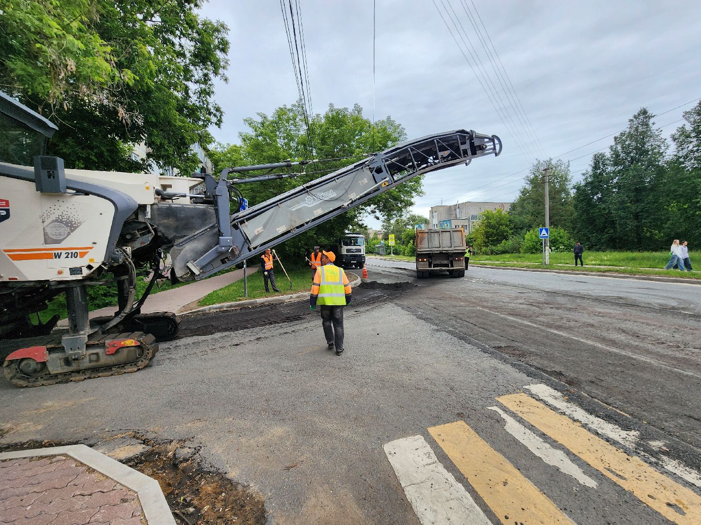 чехов, улица мира, дорожный ремонт, обновление тротуара, проезжая часть, замена покрытия, обустройство парковок, автостоянки, госпрограмма московской области,  развитие дорожного комплекса,