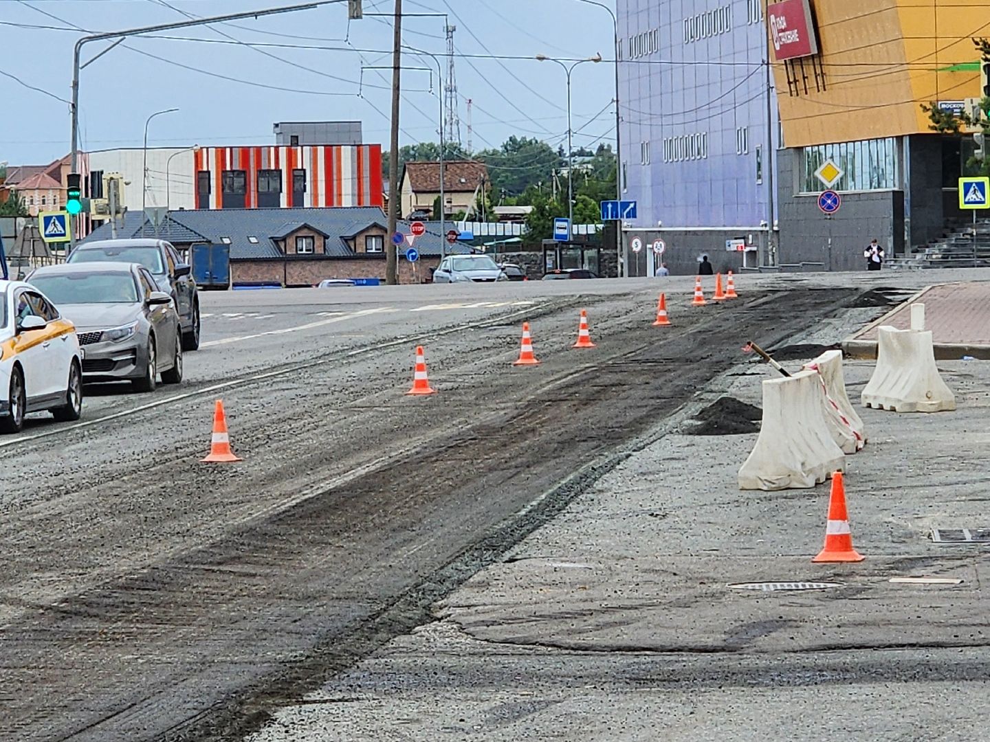 чехов, улица мира, дорожный ремонт, обновление тротуара, проезжая часть, замена покрытия, обустройство парковок, автостоянки, госпрограмма московской области,  развитие дорожного комплекса,