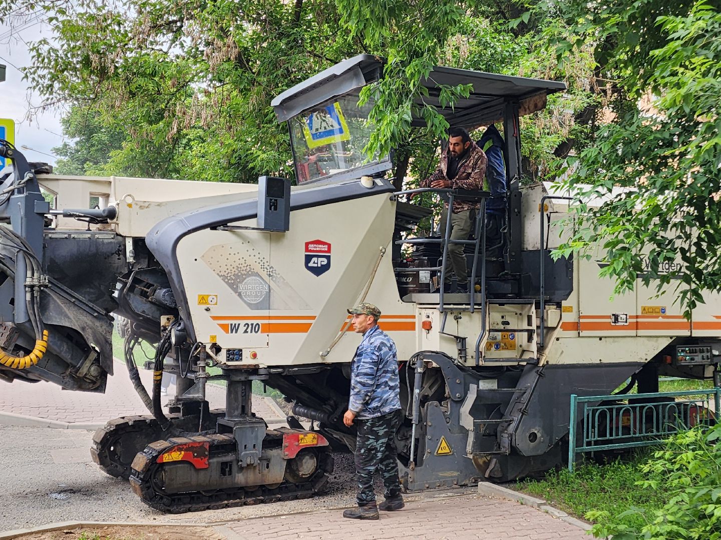 чехов, улица мира, дорожный ремонт, обновление тротуара, проезжая часть, замена покрытия, обустройство парковок, автостоянки, госпрограмма московской области,  развитие дорожного комплекса,