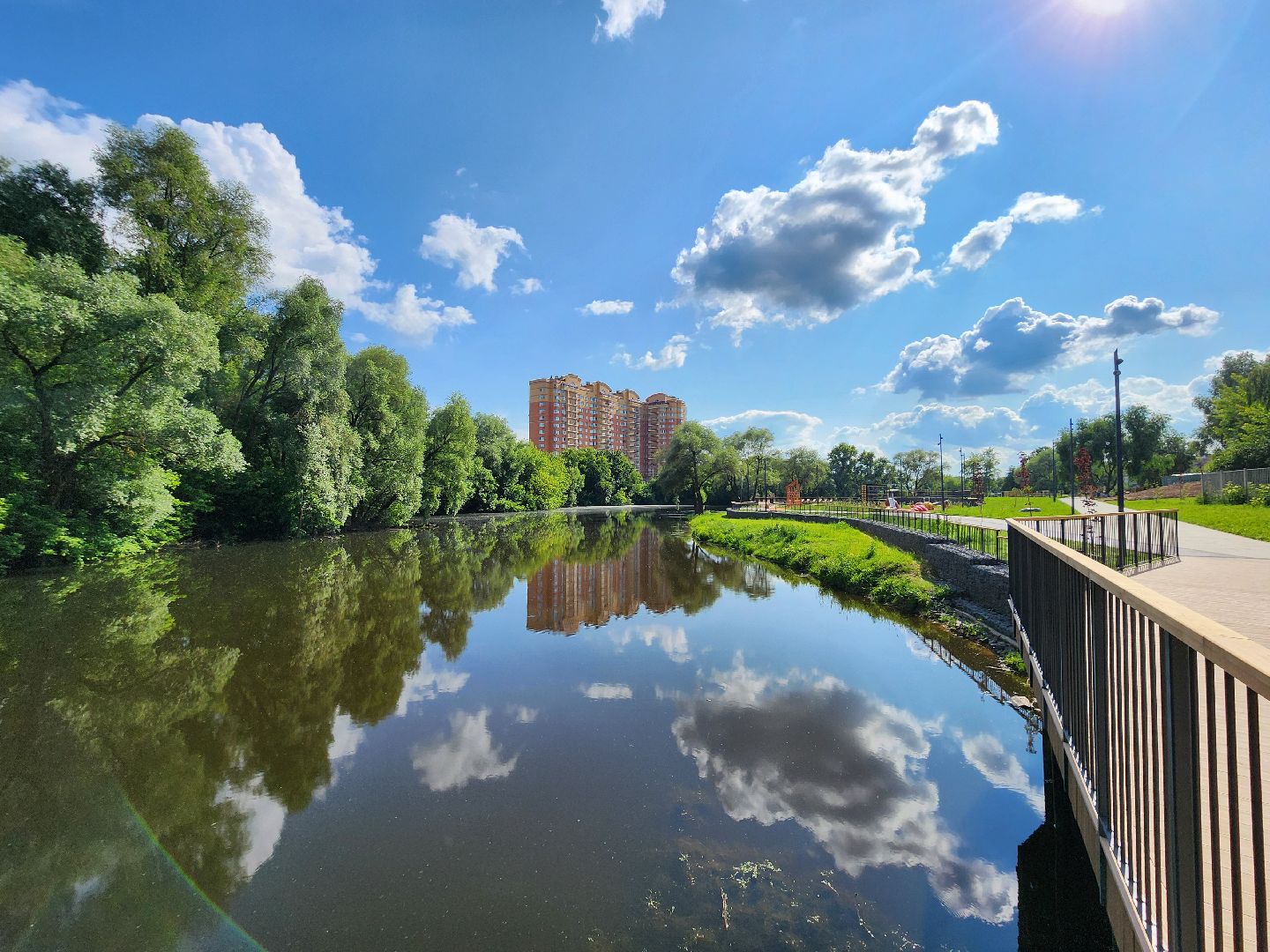 чехов, улица береговая, набережная реки теребенка, благоустройство, реконструкция, обновление, спортивные площадки, детские площадки, игровые комплексы, тренажеры, настольный теннис, место для выгула собак, смотровая площадка, госпрограмма московской области, формирование комфортной городской среды,