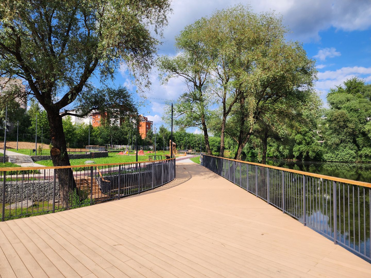 чехов, улица береговая, набережная реки теребенка, благоустройство, реконструкция, обновление, спортивные площадки, детские площадки, игровые комплексы, тренажеры, настольный теннис, место для выгула собак, смотровая площадка, госпрограмма московской области, формирование комфортной городской среды,