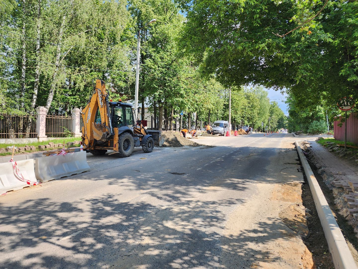 чехов, улица лопасненских ополченцев, дорожный ремонт, укладка бордюров, замена покрытия, ремонт дорог, госпрограмма московской области, развитие дорожного комплекса ,