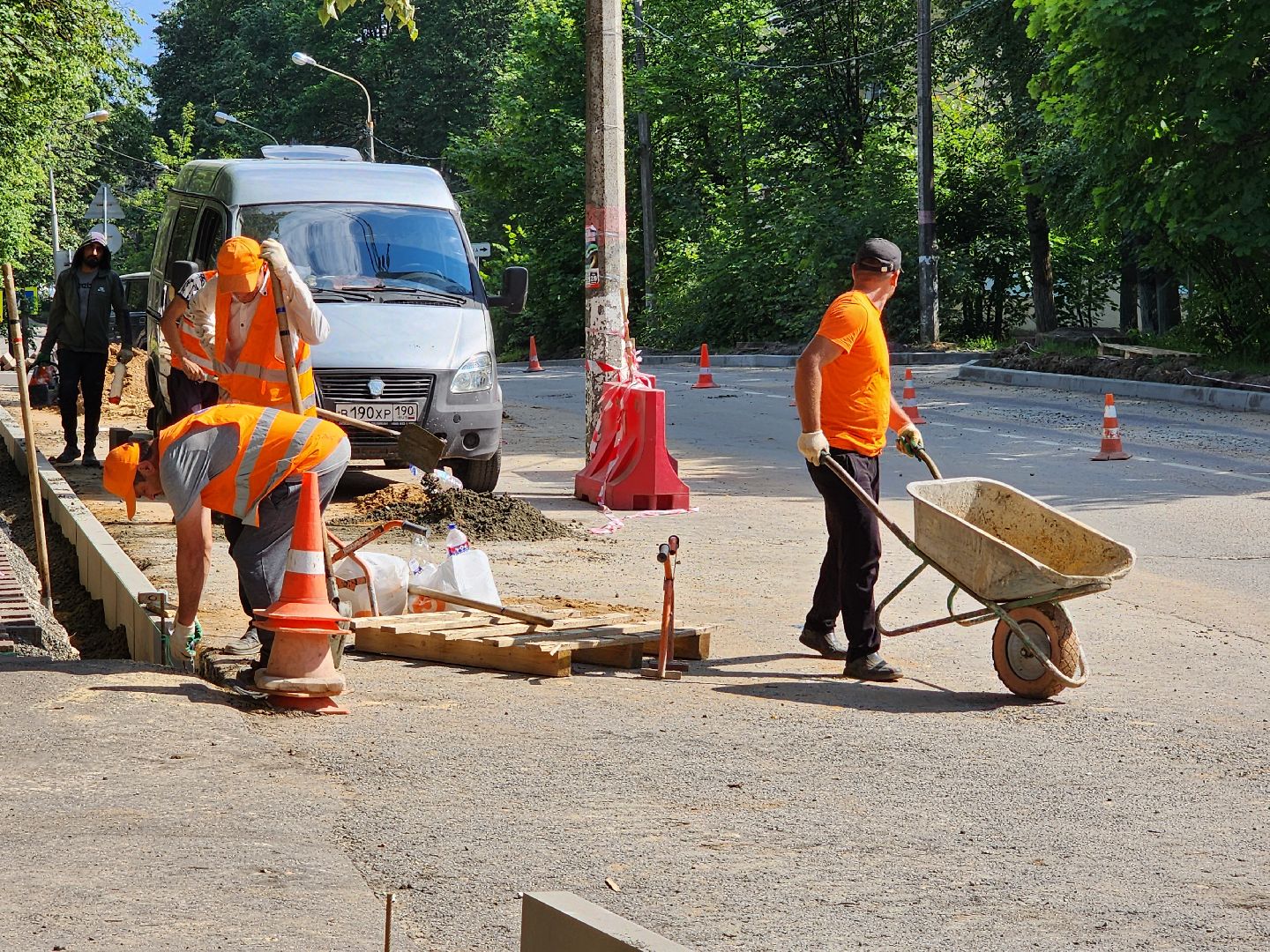 чехов, улица лопасненских ополченцев, дорожный ремонт, укладка бордюров, замена покрытия, ремонт дорог, госпрограмма московской области, развитие дорожного комплекса ,