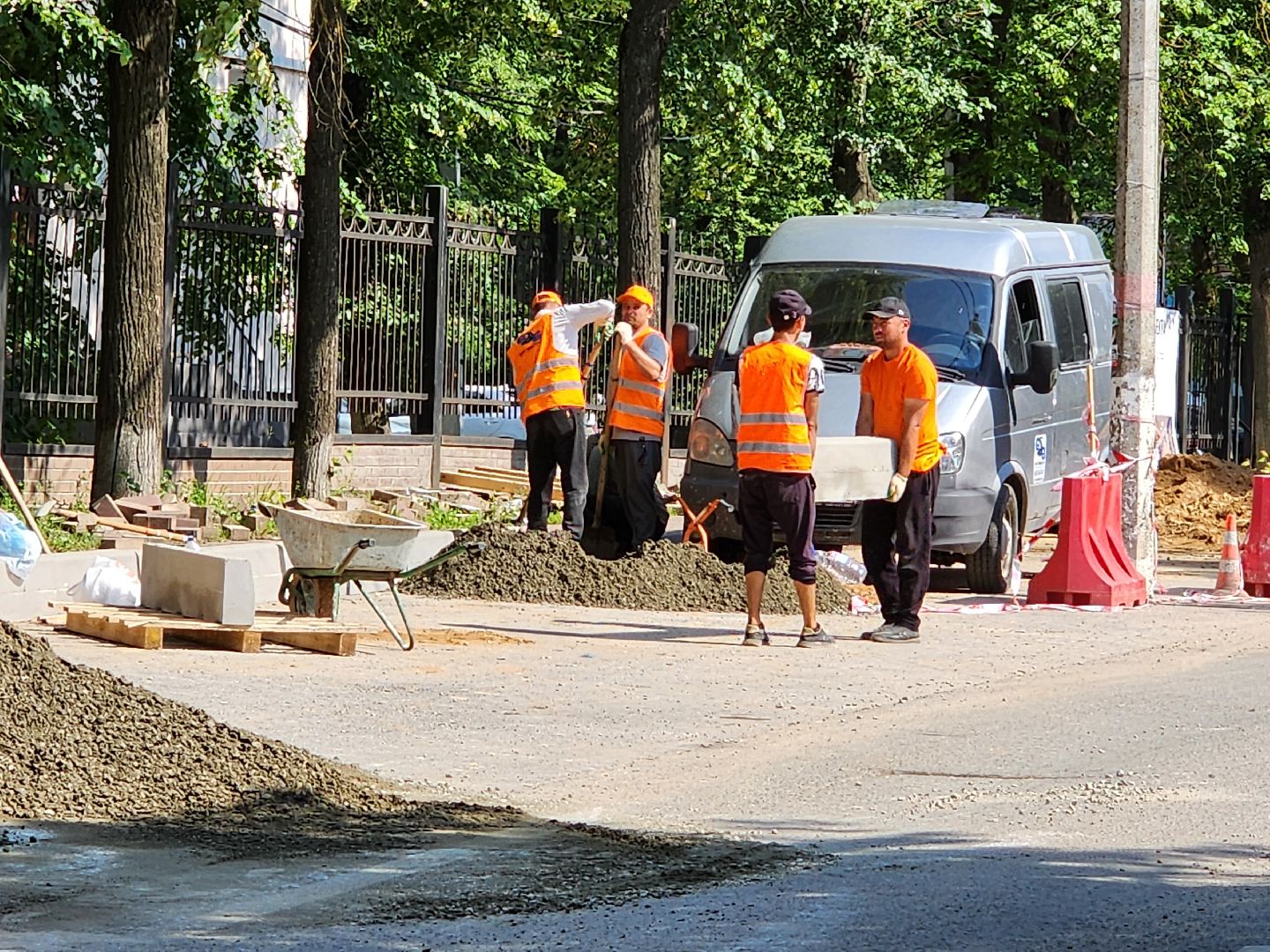 чехов, улица лопасненских ополченцев, дорожный ремонт, укладка бордюров, замена покрытия, ремонт дорог, госпрограмма московской области, развитие дорожного комплекса ,