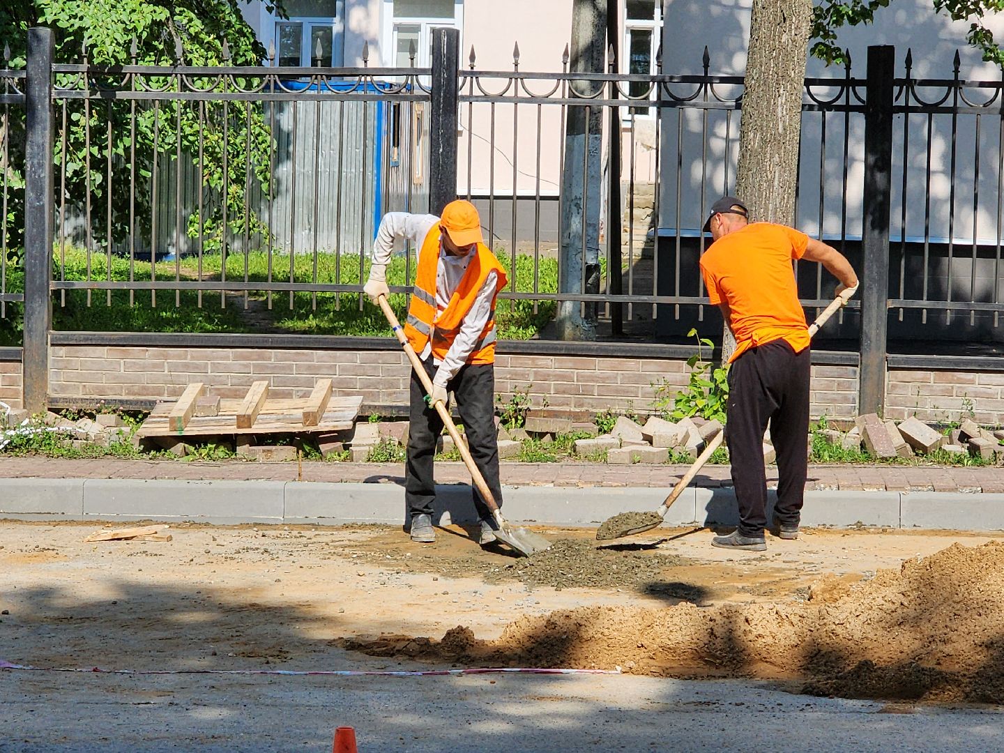 чехов, улица лопасненских ополченцев, дорожный ремонт, укладка бордюров, замена покрытия, ремонт дорог, госпрограмма московской области, развитие дорожного комплекса ,