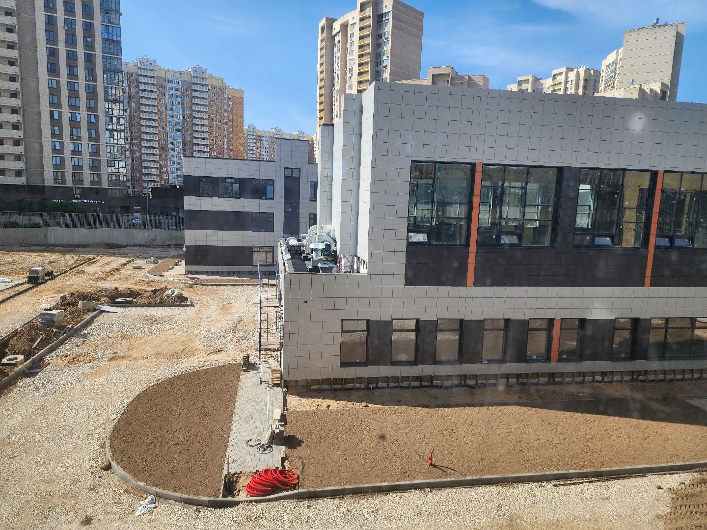 долгопрудный, школа на 550 мест, спортивная площадка, беговая дорожка, школьная библиотека,