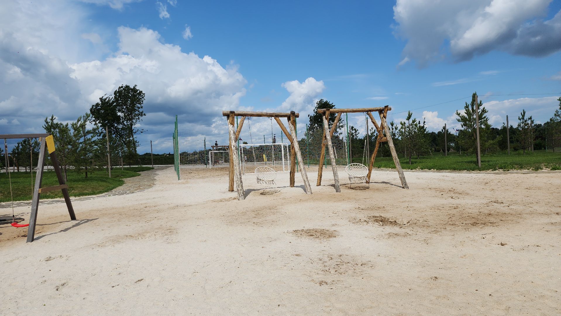 серпухов, подмосковье, река Ока, инсталляции, пляж, отдых у воды,