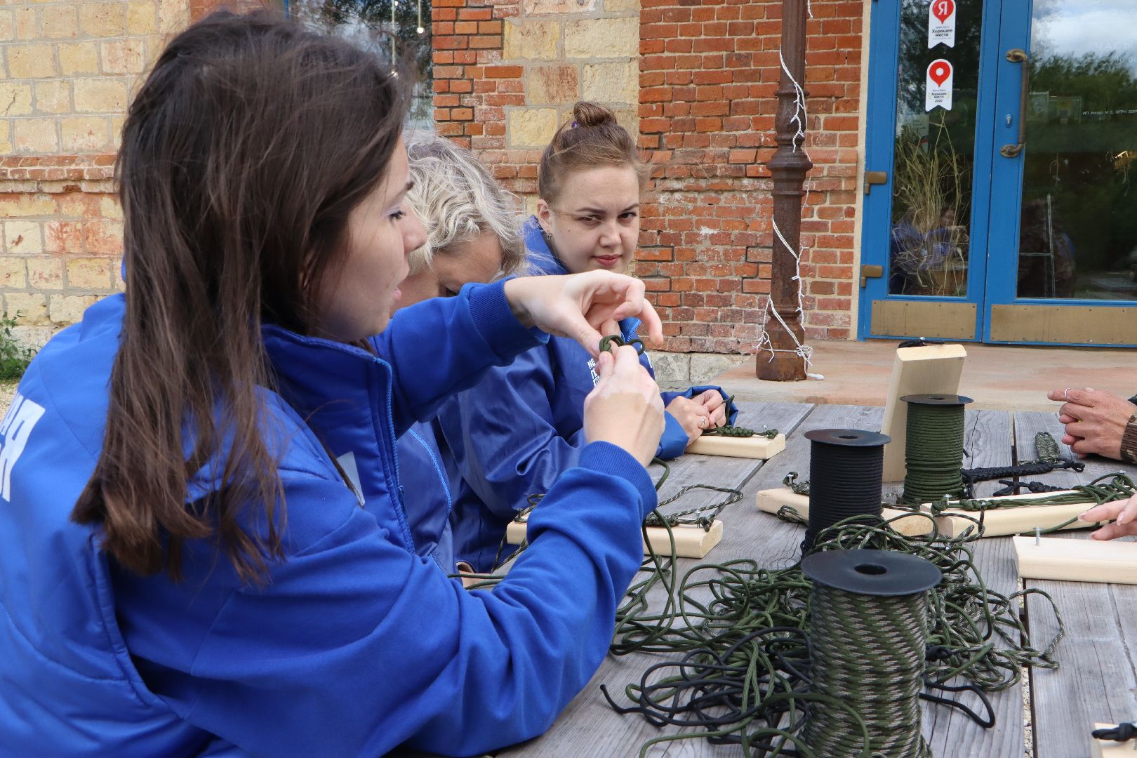 серебряные пруды, молодогвардейцы серебряных прудов, тактические браслеты для сво,  гуманитарная помощь сво, парк серебряный,