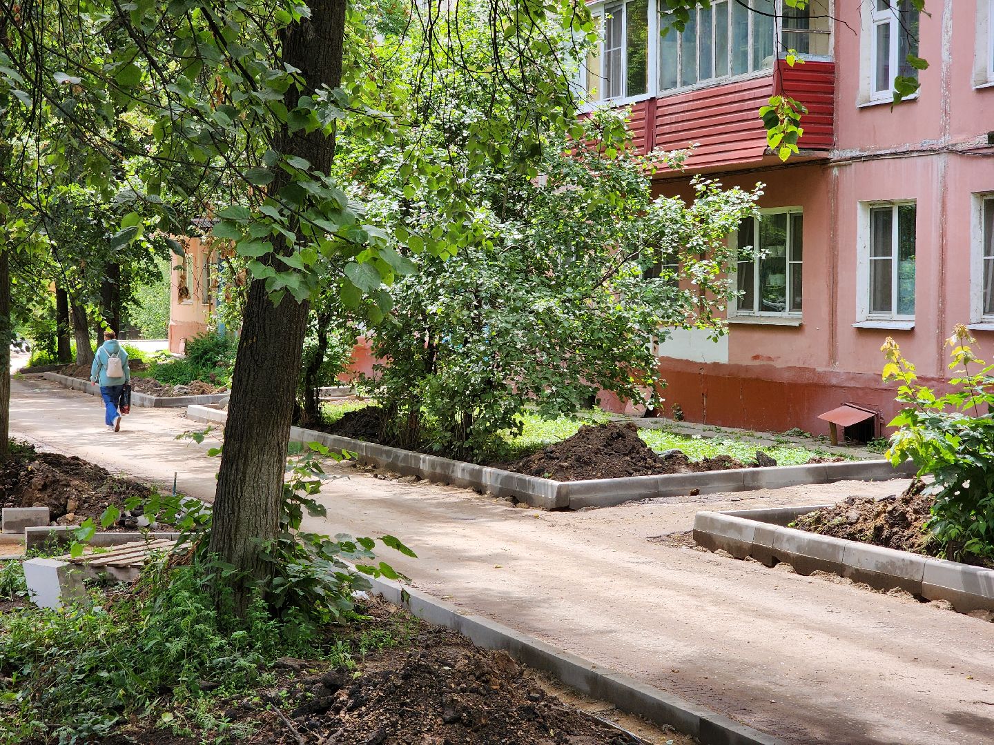 чехов, улица мира, благоустройство двора, пешеходные дорожки, детская игровая площадка, спортивная площадка, воркаут, тренажеры, тротуары, ремонт проездов, госпрограмма московской области, формирование комфортной городской среды,