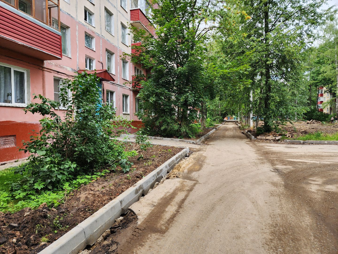 чехов, улица мира, благоустройство двора, пешеходные дорожки, детская игровая площадка, спортивная площадка, воркаут, тренажеры, тротуары, ремонт проездов, госпрограмма московской области, формирование комфортной городской среды,