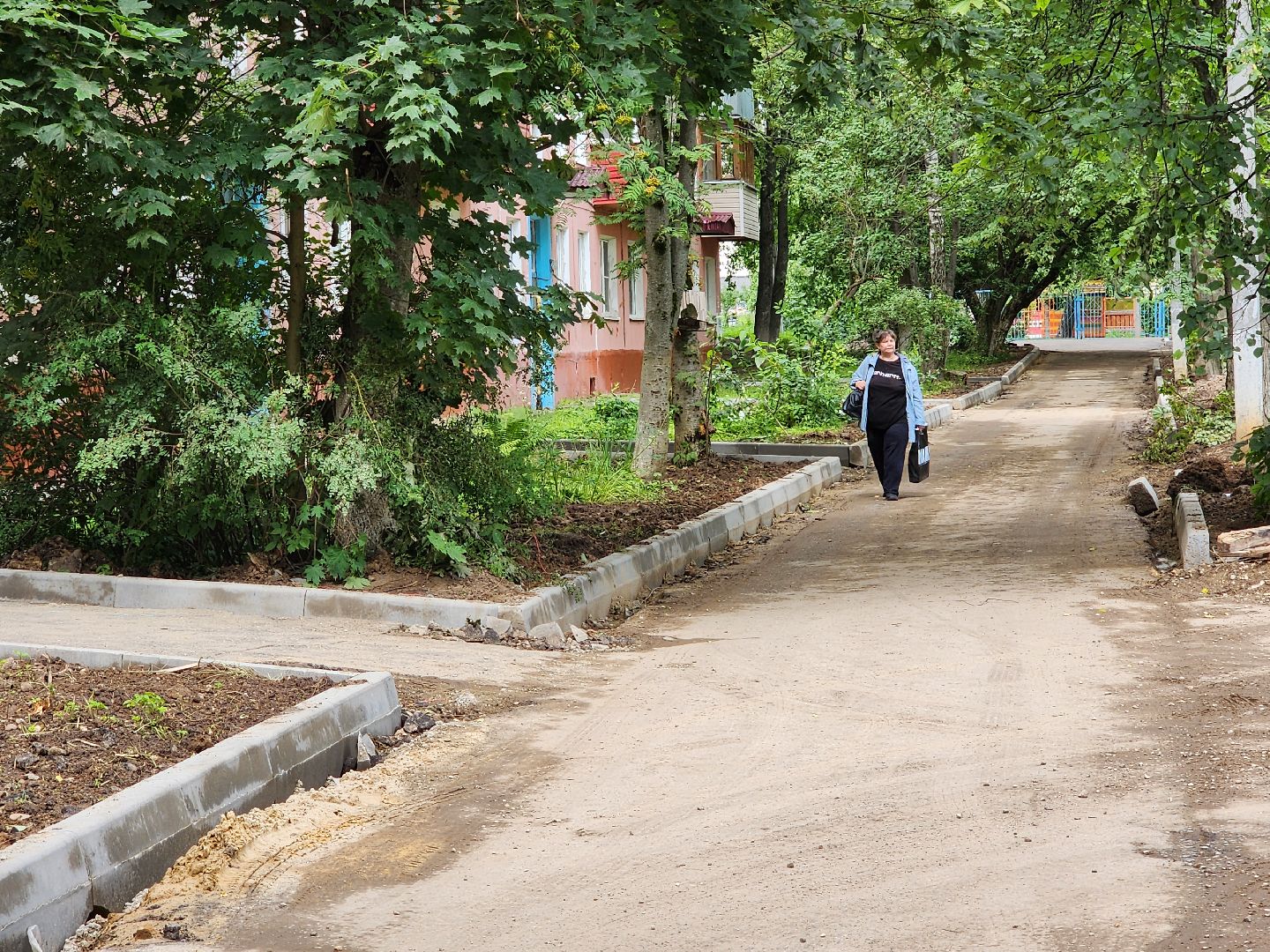 чехов, улица мира, благоустройство двора, пешеходные дорожки, детская игровая площадка, спортивная площадка, воркаут, тренажеры, тротуары, ремонт проездов, госпрограмма московской области, формирование комфортной городской среды,