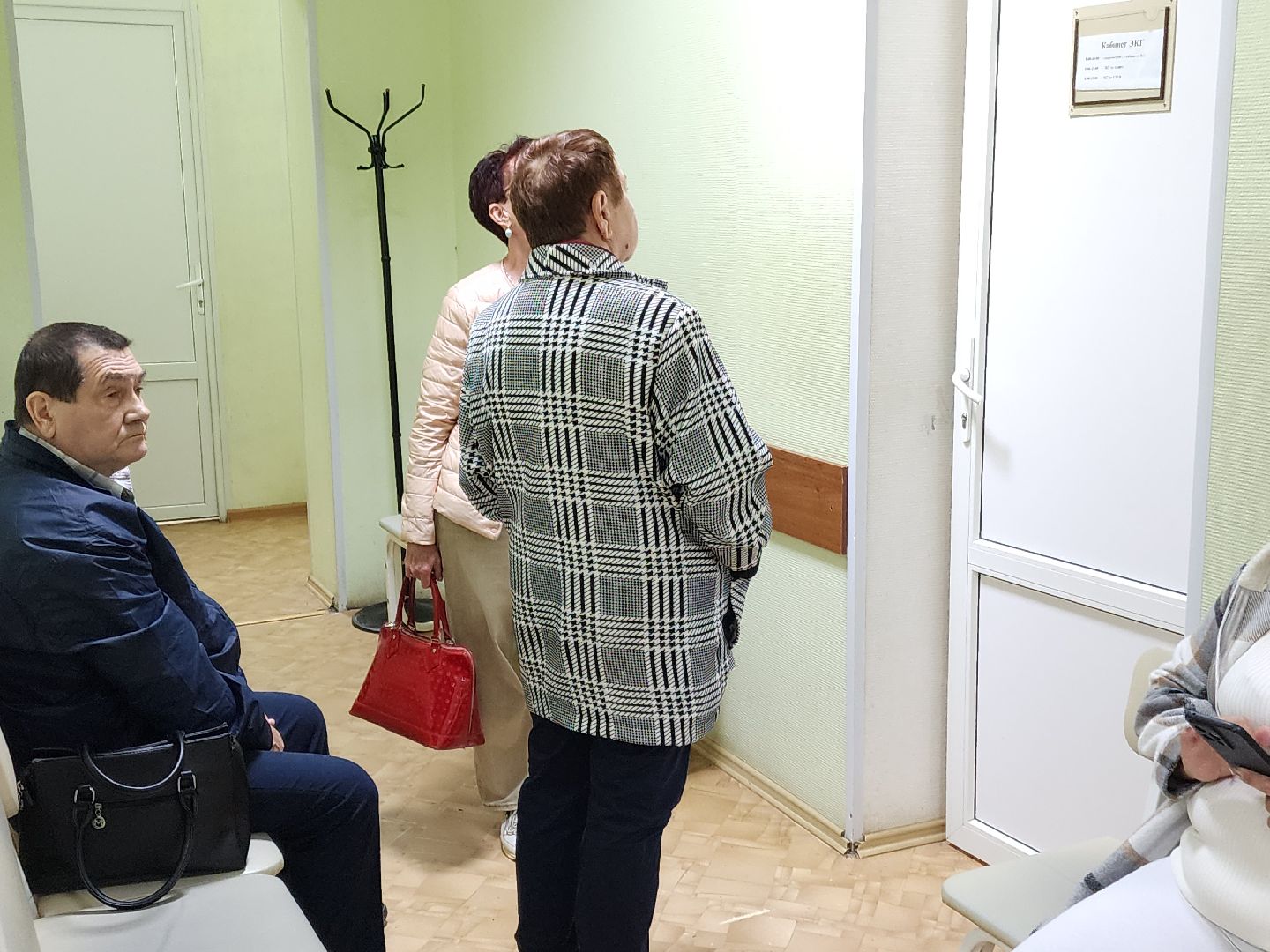 чехов, взрослая поликлиника, ремонт, переезд врачей, кабинет неотложной помощи, новый адрес, пионерская 8, кабинет экг, спирометрия, график работы, запись,