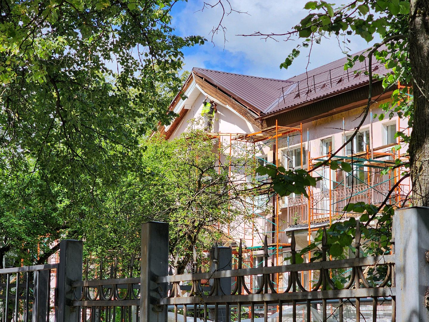 чехов, улица пионерская 2, взрослая поликлиника, текущий ремонт, замена кровли, ремонт крыши, реконструкция, демонтажные работы, фасадные работы, кровельные работы, инженерные сети, благоустройство территории,