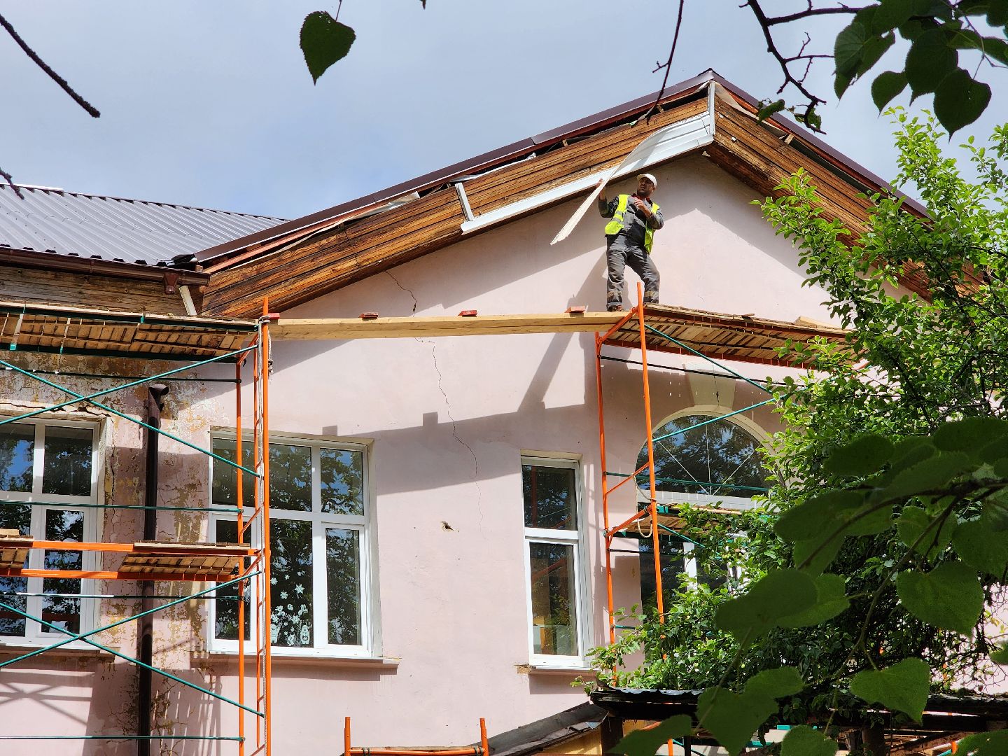 чехов, улица пионерская 2, взрослая поликлиника, текущий ремонт, замена кровли, ремонт крыши, реконструкция, демонтажные работы, фасадные работы, кровельные работы, инженерные сети, благоустройство территории,