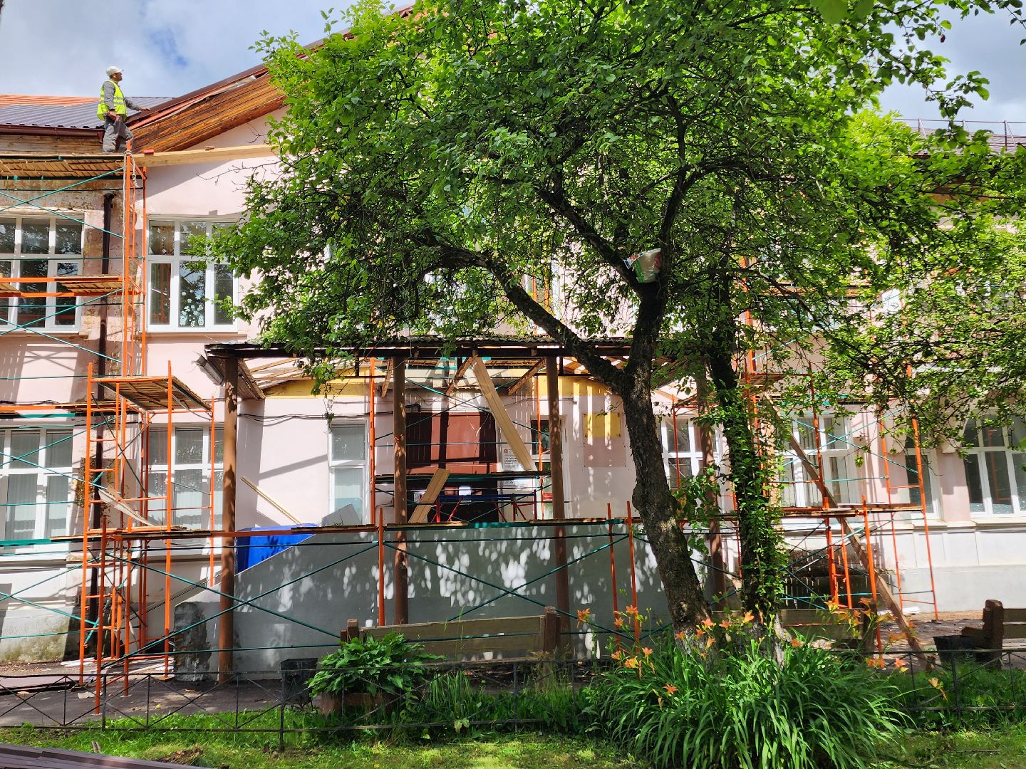 чехов, улица пионерская 2, взрослая поликлиника, текущий ремонт, замена кровли, ремонт крыши, реконструкция, демонтажные работы, фасадные работы, кровельные работы, инженерные сети, благоустройство территории,