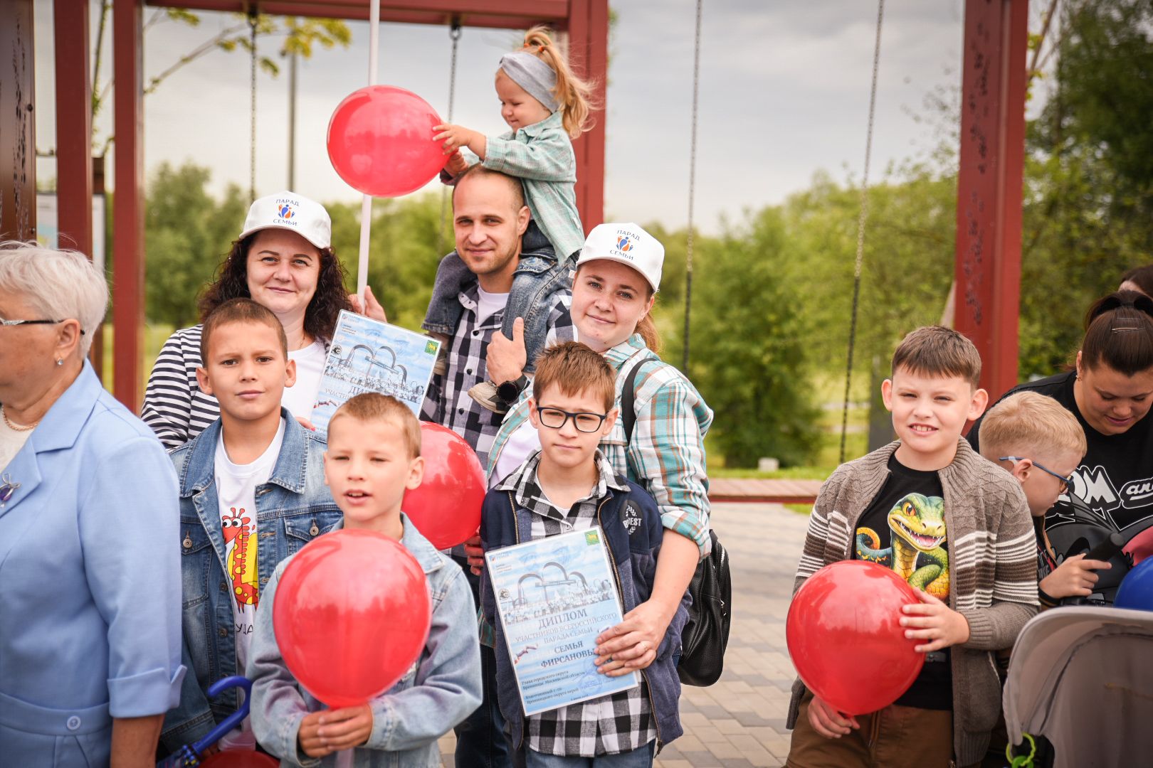 бронницы, парад семей в бронницах, шествие семей в бронницах, день семьи любви и верности, дети,