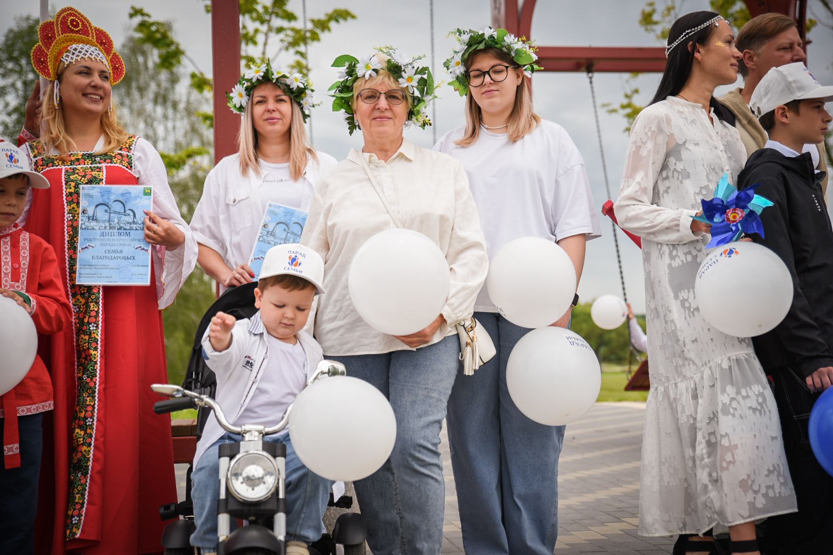 бронницы, парад семей в бронницах, шествие семей в бронницах, день семьи любви и верности, дети,