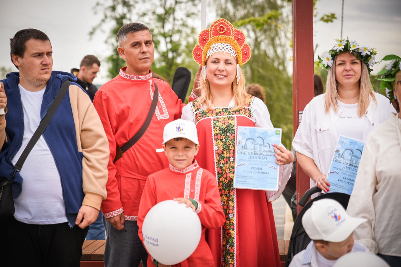 бронницы, парад семей в бронницах, шествие семей в бронницах, день семьи любви и верности, дети,