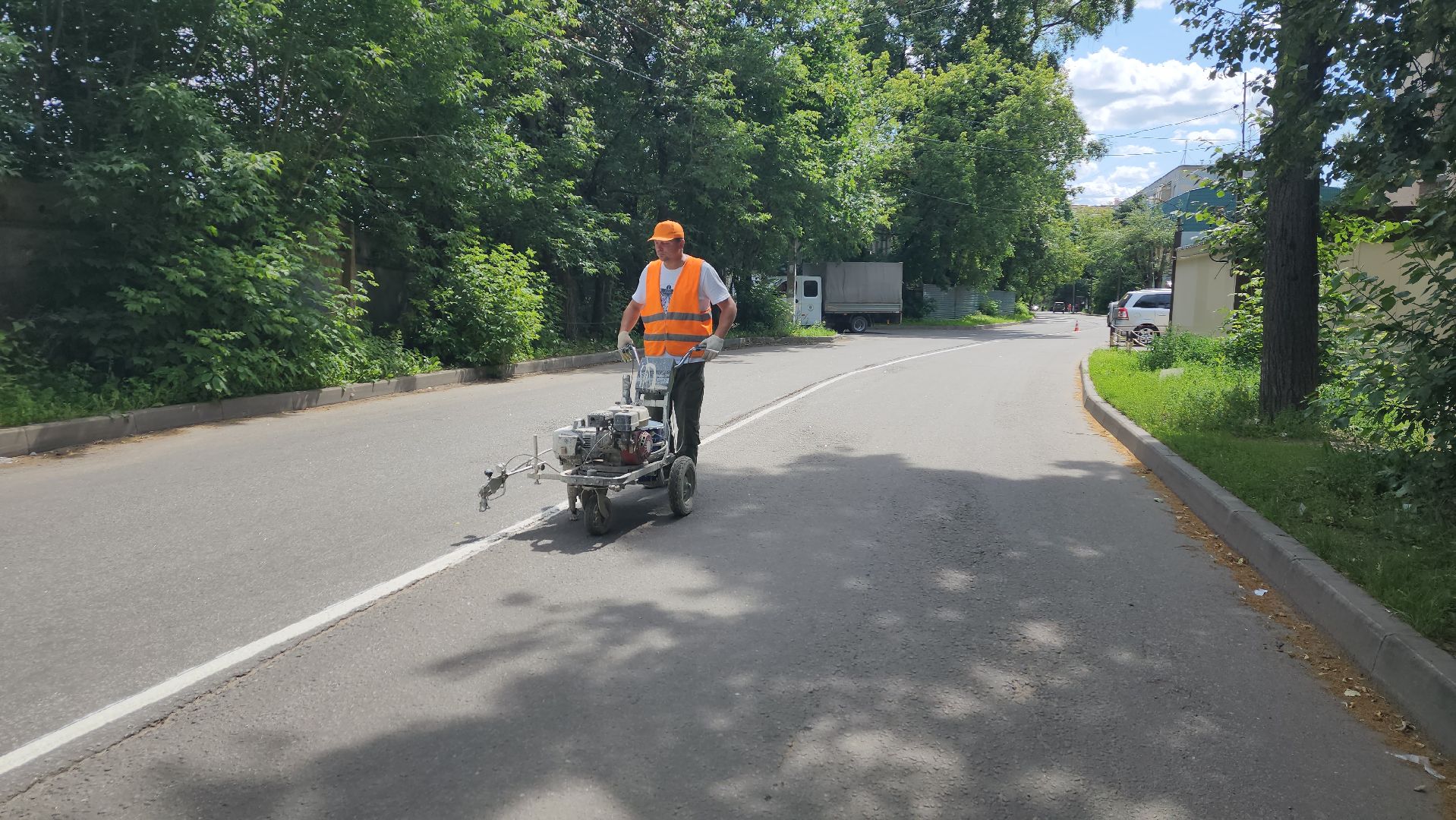вертикалки, пушкино, дорожная разметка, коммунальная служба, краска, рабочие, нанесение разметки на дорогу,