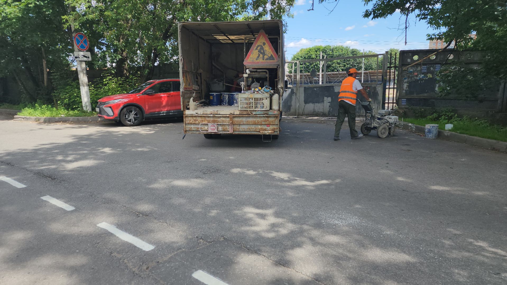 вертикалки, пушкино, дорожная разметка, коммунальная служба, краска, рабочие, нанесение разметки на дорогу,