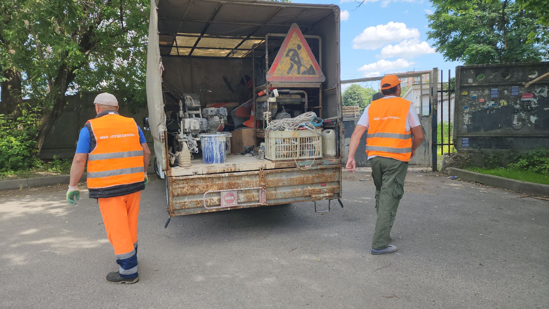 вертикалки, пушкино, дорожная разметка, коммунальная служба, краска, рабочие, нанесение разметки на дорогу,