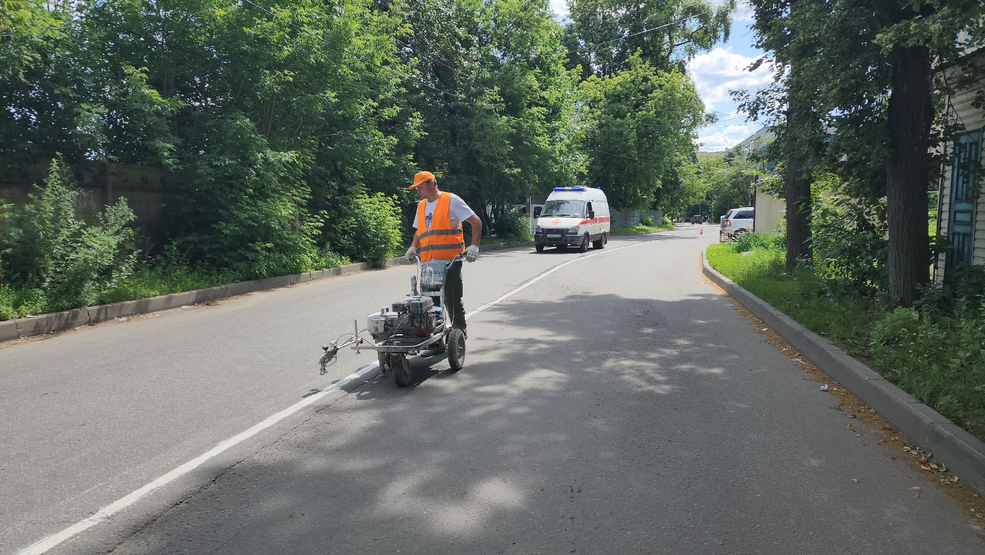 вертикалки, пушкино, дорожная разметка, коммунальная служба, краска, рабочие, нанесение разметки на дорогу,