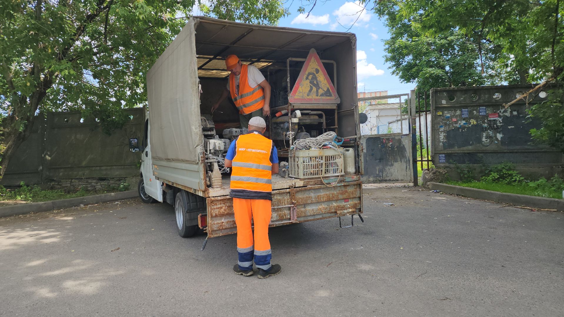 вертикалки, пушкино, дорожная разметка, коммунальная служба, краска, рабочие, нанесение разметки на дорогу,
