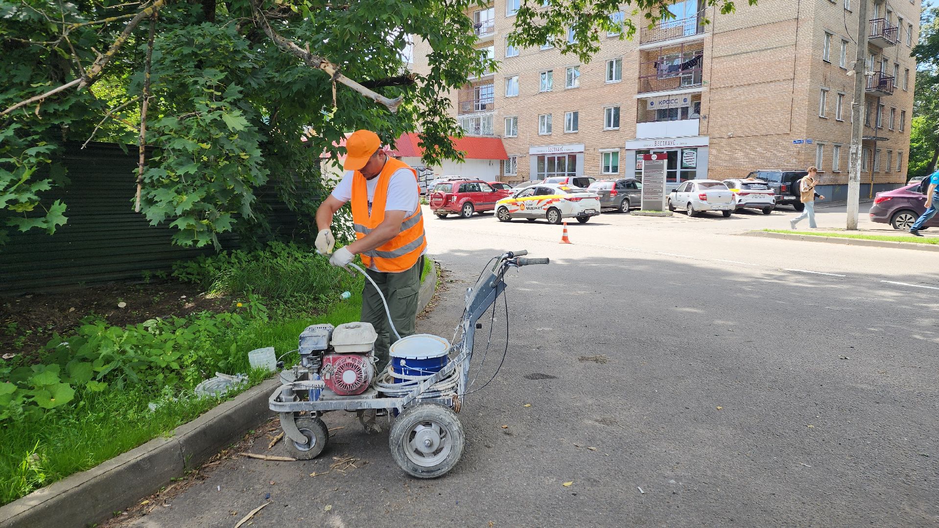 вертикалки, пушкино, дорожная разметка, коммунальная служба, краска, рабочие, нанесение разметки на дорогу,