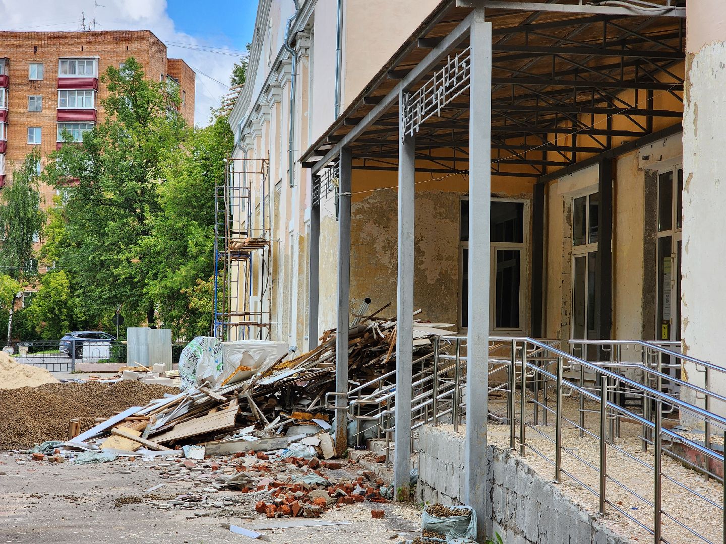 чехов, улица чехова 28, детская школа искусств, капитальный ремонт, реконструкция, обновление, фасадные работы, наружная отделка, внутренние перегородки, инженерные сети, окна и двери, замена кровли, госпрограмма московской области,