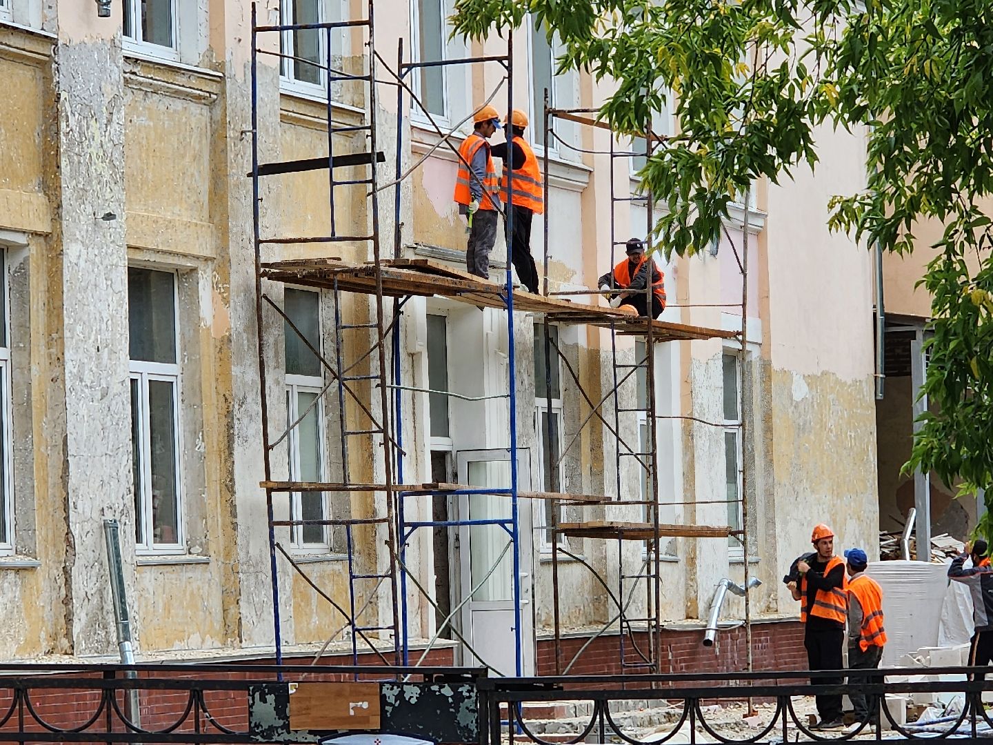 чехов, улица чехова 28, детская школа искусств, капитальный ремонт, реконструкция, обновление, фасадные работы, наружная отделка, внутренние перегородки, инженерные сети, окна и двери, замена кровли, госпрограмма московской области,