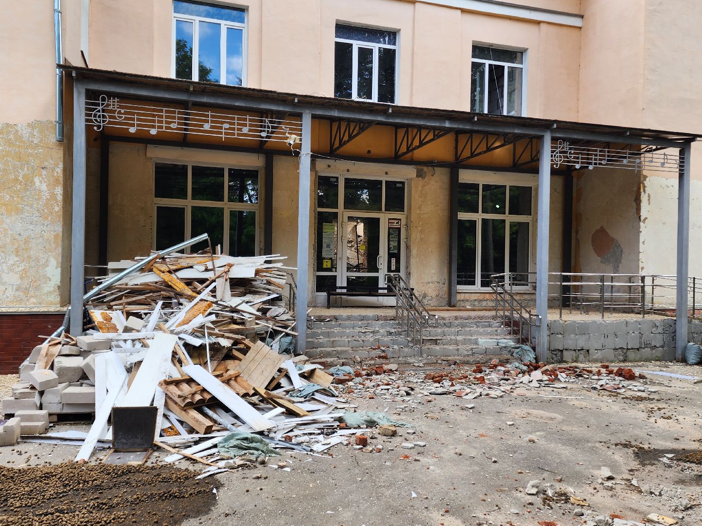 чехов, улица чехова 28, детская школа искусств, капитальный ремонт, реконструкция, обновление, фасадные работы, наружная отделка, внутренние перегородки, инженерные сети, окна и двери, замена кровли, госпрограмма московской области,