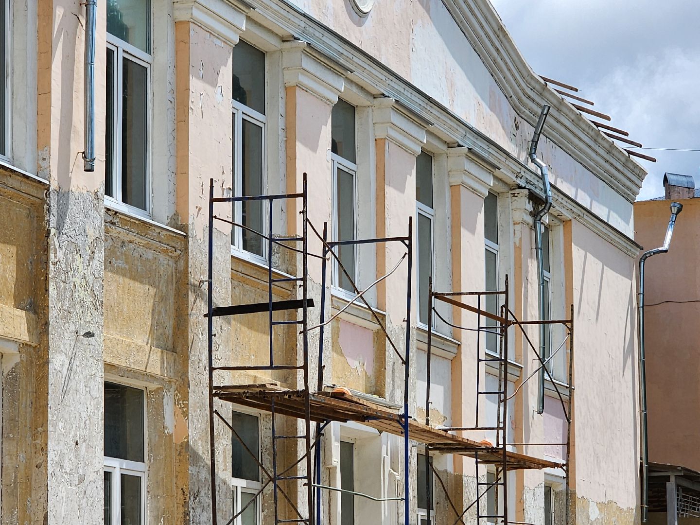 чехов, улица чехова 28, детская школа искусств, капитальный ремонт, реконструкция, обновление, фасадные работы, наружная отделка, внутренние перегородки, инженерные сети, окна и двери, замена кровли, госпрограмма московской области,