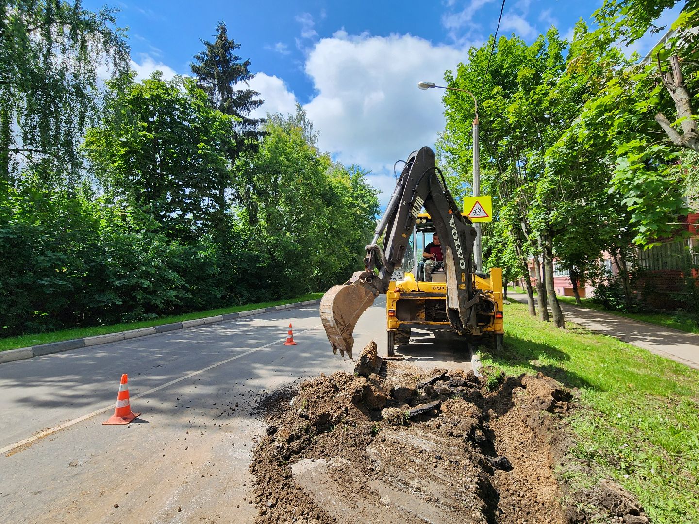 чехов, улица мира, дорожный ремонт , капремонт проезжей части , новые бордюры, автостоянки, парковочные карманы , тротуары, обновление, госпрограмма московской области, развитие дорожной инфраструктуры,