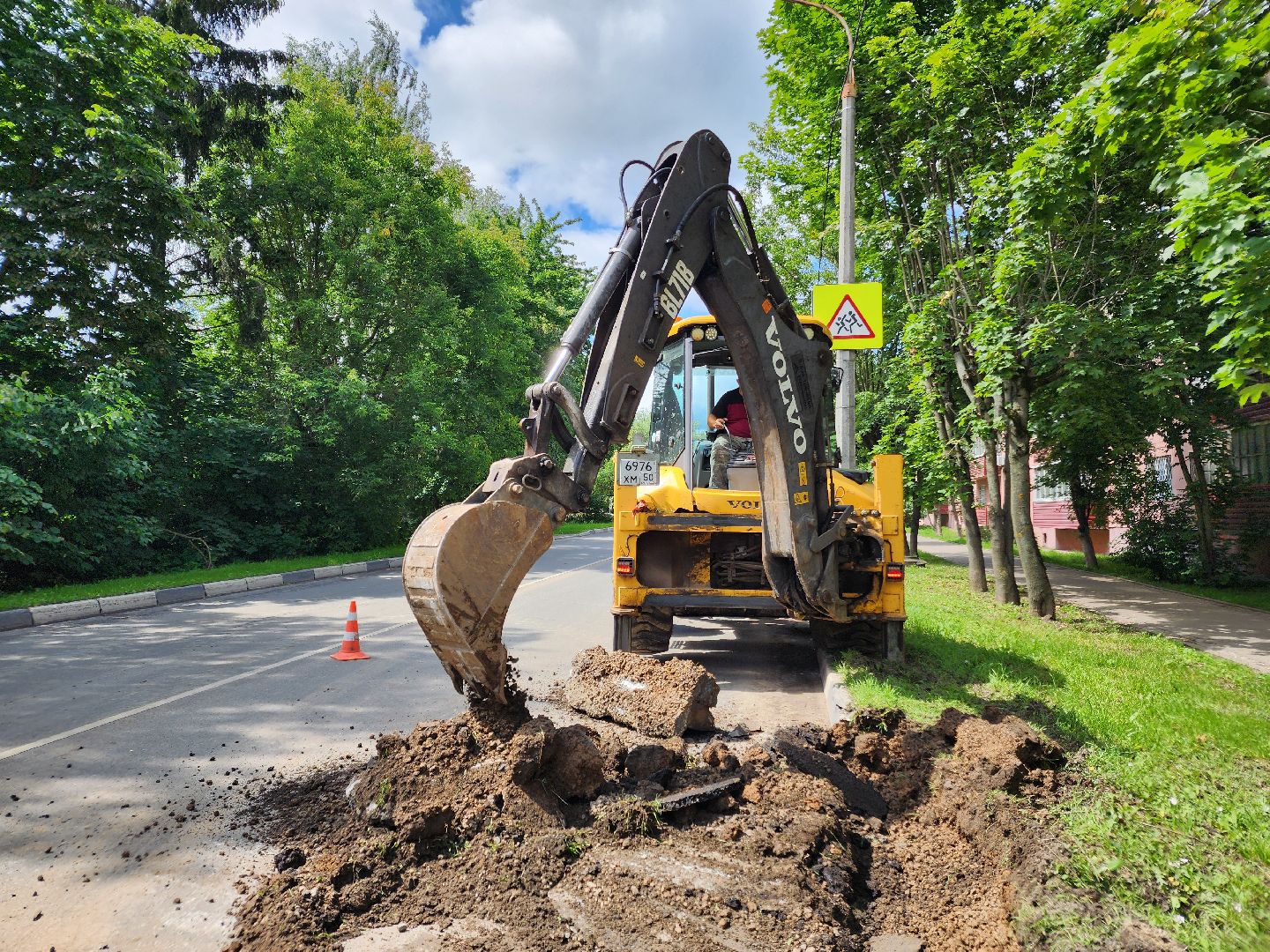 чехов, улица мира, дорожный ремонт , капремонт проезжей части , новые бордюры, автостоянки, парковочные карманы , тротуары, обновление, госпрограмма московской области, развитие дорожной инфраструктуры,