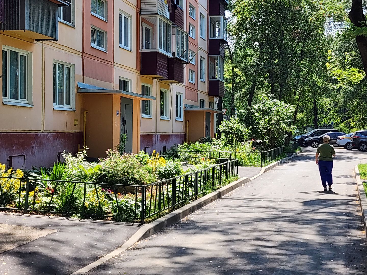 чехов, улица чехова 59, комплексное благоустройство дворов, ремонт проездов, пешеходные дорожки и тропинки, ремонт тротуаров, расширение парковок, скамейки и урны, уличное освещение, спортивная площадка, госпрограмма московской области, формирование комфортной городской среды,