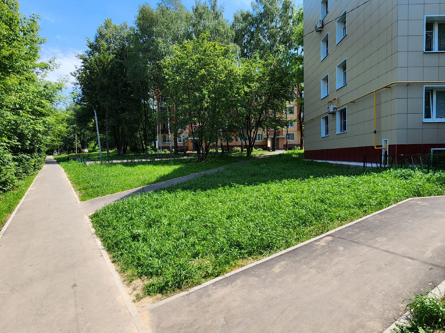 чехов, улица чехова 59, комплексное благоустройство дворов, ремонт проездов, пешеходные дорожки и тропинки, ремонт тротуаров, расширение парковок, скамейки и урны, уличное освещение, спортивная площадка, госпрограмма московской области, формирование комфортной городской среды,